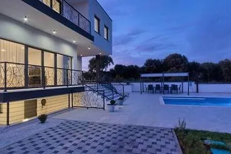 Enigma Bd 6 With Pool ,parking, Bbq, Replax 아파트 풀라