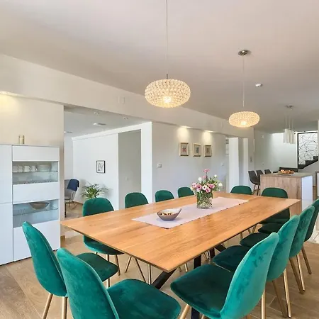 Enigma Bd 6 With Pool ,parking, Bbq, Replax