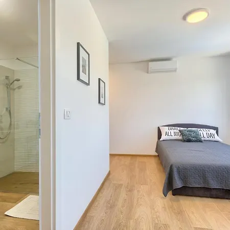 아파트 Enigma Bd 6 With Pool ,parking, Bbq, Replax 풀라