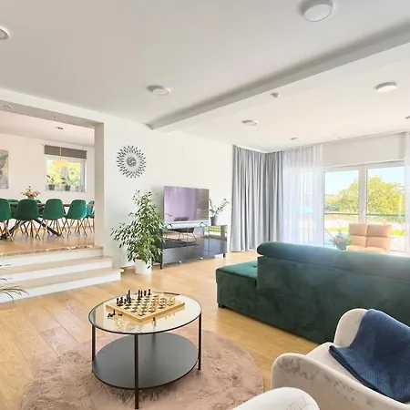 Enigma Bd 6 With Pool ,parking, Bbq, Replax 풀라
