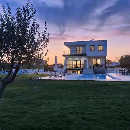 Enigma Bd 6 With Pool ,parking, Bbq, Replax * 풀라
