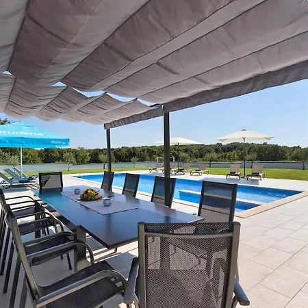 Enigma Bd 6 With Pool ,parking, Bbq, Replax 풀라