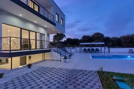 Enigma Bd 6 With Pool ,parking, Bbq, Replax 풀라
