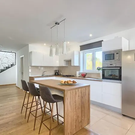 Enigma Bd 6 With Pool ,parking, Bbq, Replax 풀라
