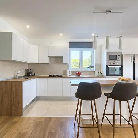 Enigma Bd 6 With Pool ,parking, Bbq, Replax 풀라