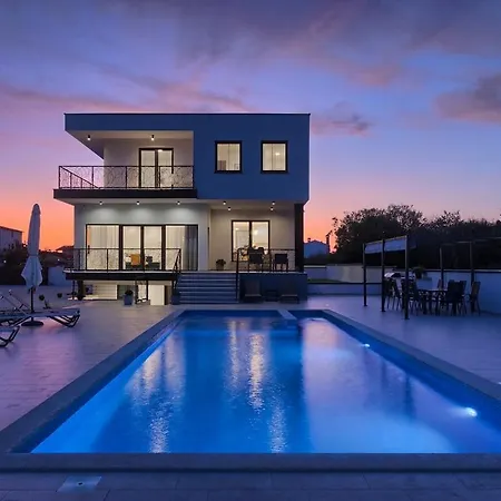 Enigma Bd 6 With Pool ,parking, Bbq, Replax 아파트 풀라